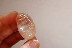 画像2: 【邪気除け/開運】レインボー水晶タンブル25g (2)
